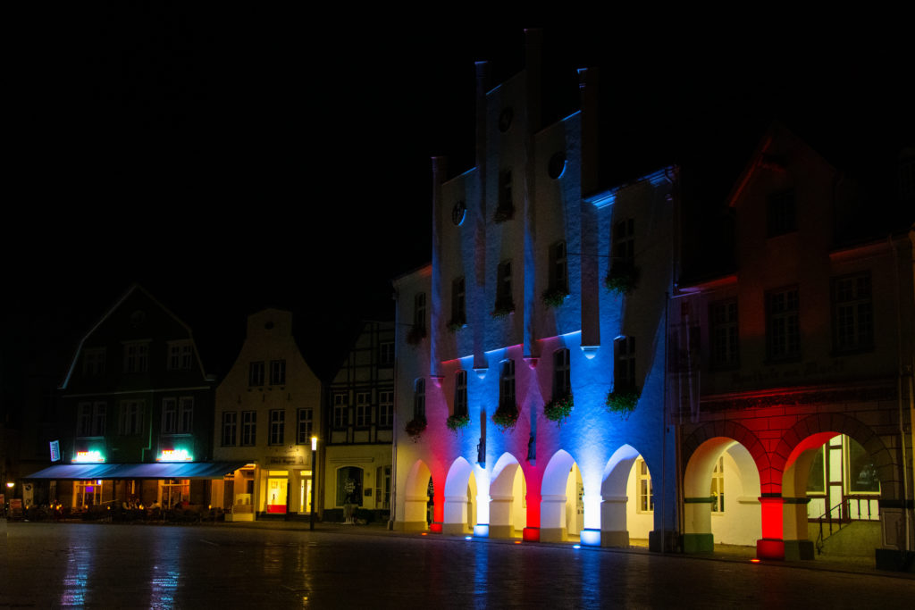 altes Rathaus Beckum in der Nacht mit bunten Strahlern beleuchtet, Beckumer Berge