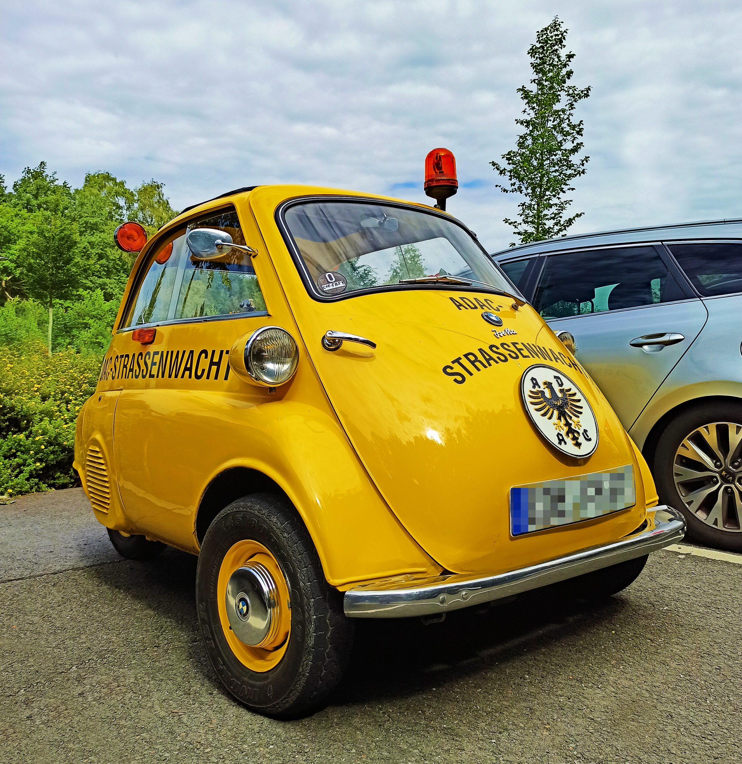 BMW Isetta  als ADAC-Fahrzeug bei der Burg Vischering in 2024